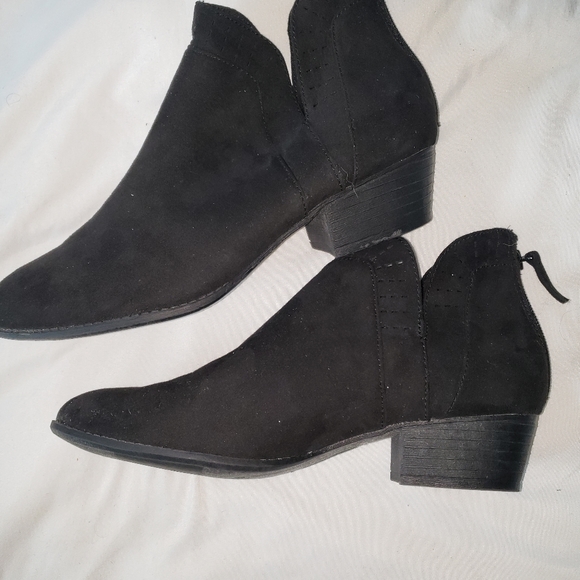 Arizona Shoes - Arizona Black ankle booties size 8